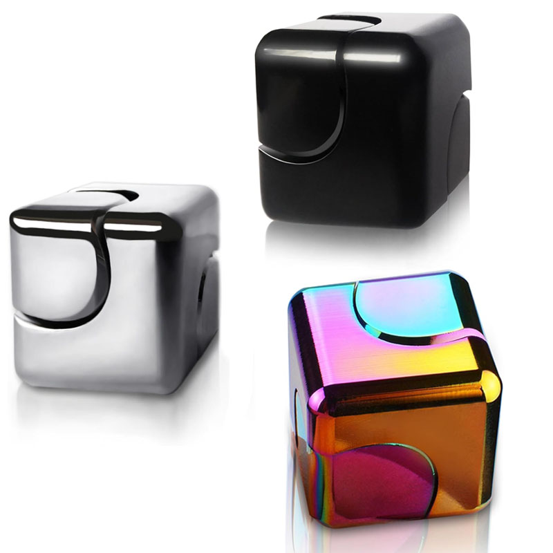 Cool Office Tech Gadgets - Cubo giratorio de metal con dados